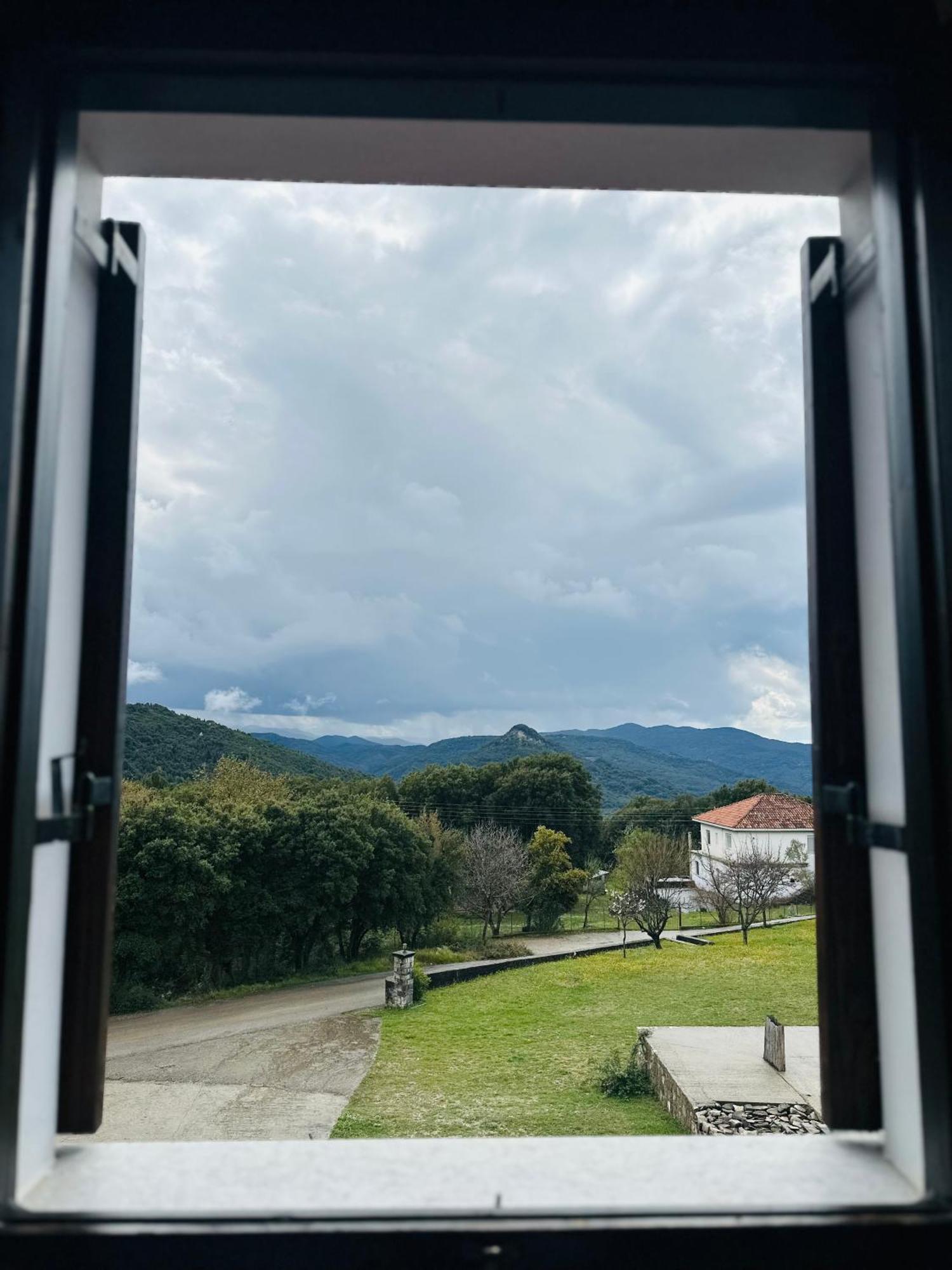Panthoron Tzoumerka Vourgareli Luaran gambar